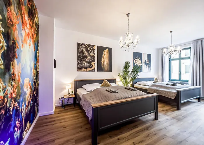 Grosse 3 Schlafzimmer Unterkunft Mit Kueche, Bad, Waschmaschine & Balkon Am Zoo