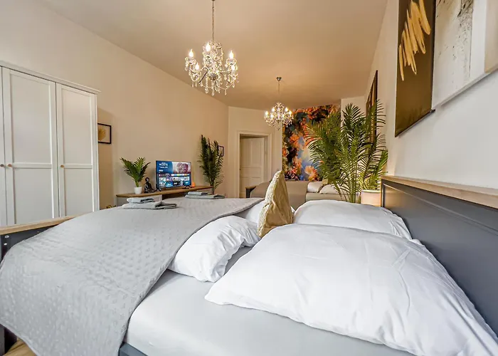 Grosse 3 Schlafzimmer Unterkunft Mit Kueche, Bad, Waschmaschine & Balkon Am Zoo