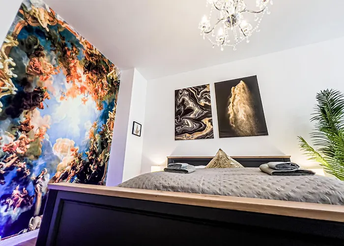 Grosse 3 Schlafzimmer Unterkunft Mit Kueche, Bad, Waschmaschine & Balkon Am Zoo