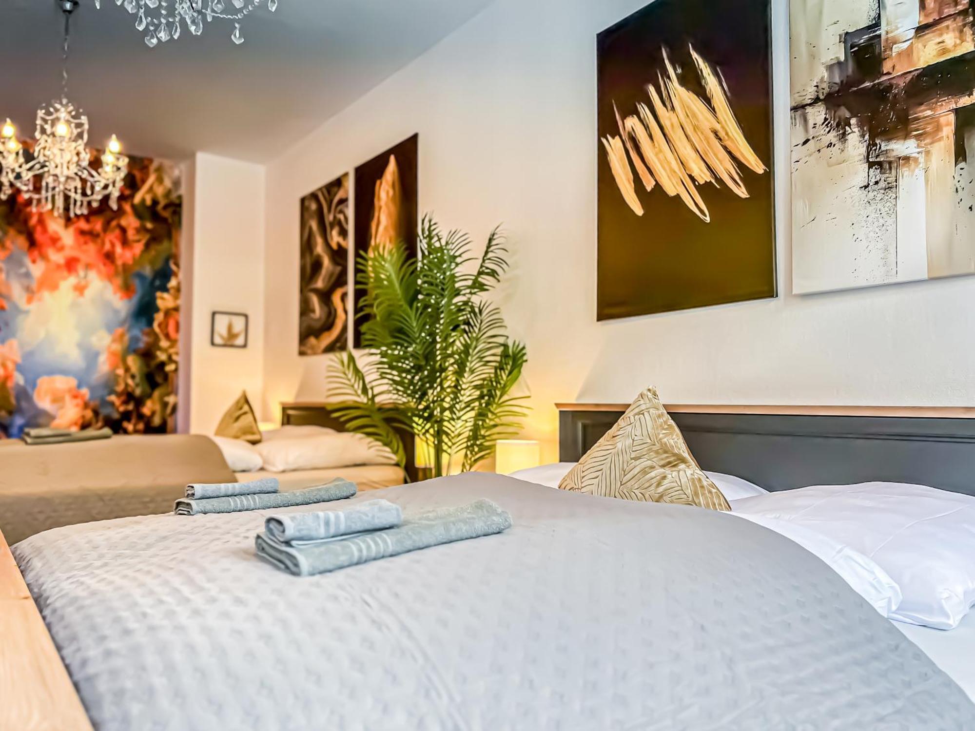 Grosse 3 Schlafzimmer Mit Kueche, Bad, Waschmaschine & Balkon Am Zoo Apartment