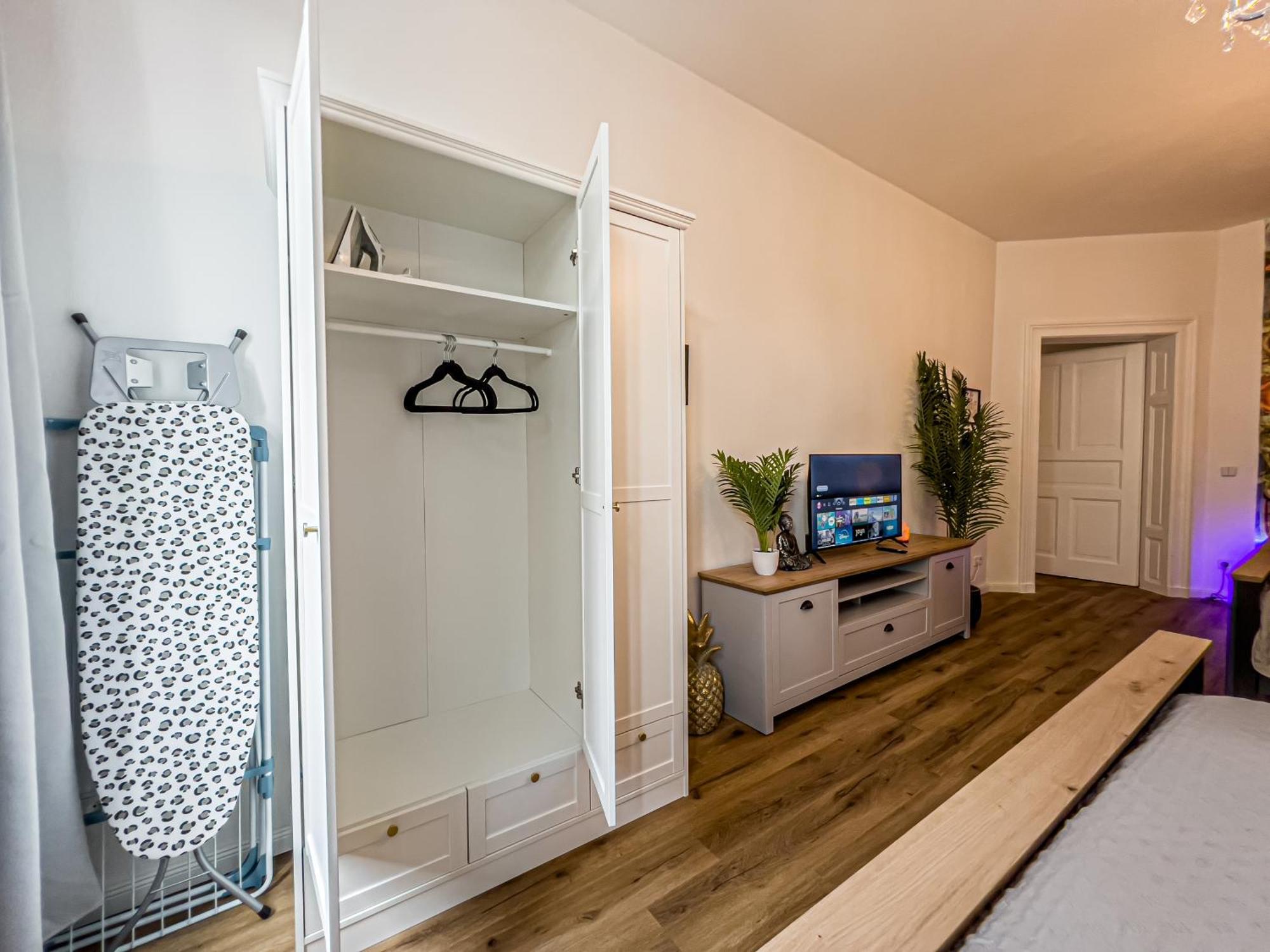 Grosse 3 Schlafzimmer Mit Kueche, Bad, Waschmaschine & Balkon Am Zoo Apartment *