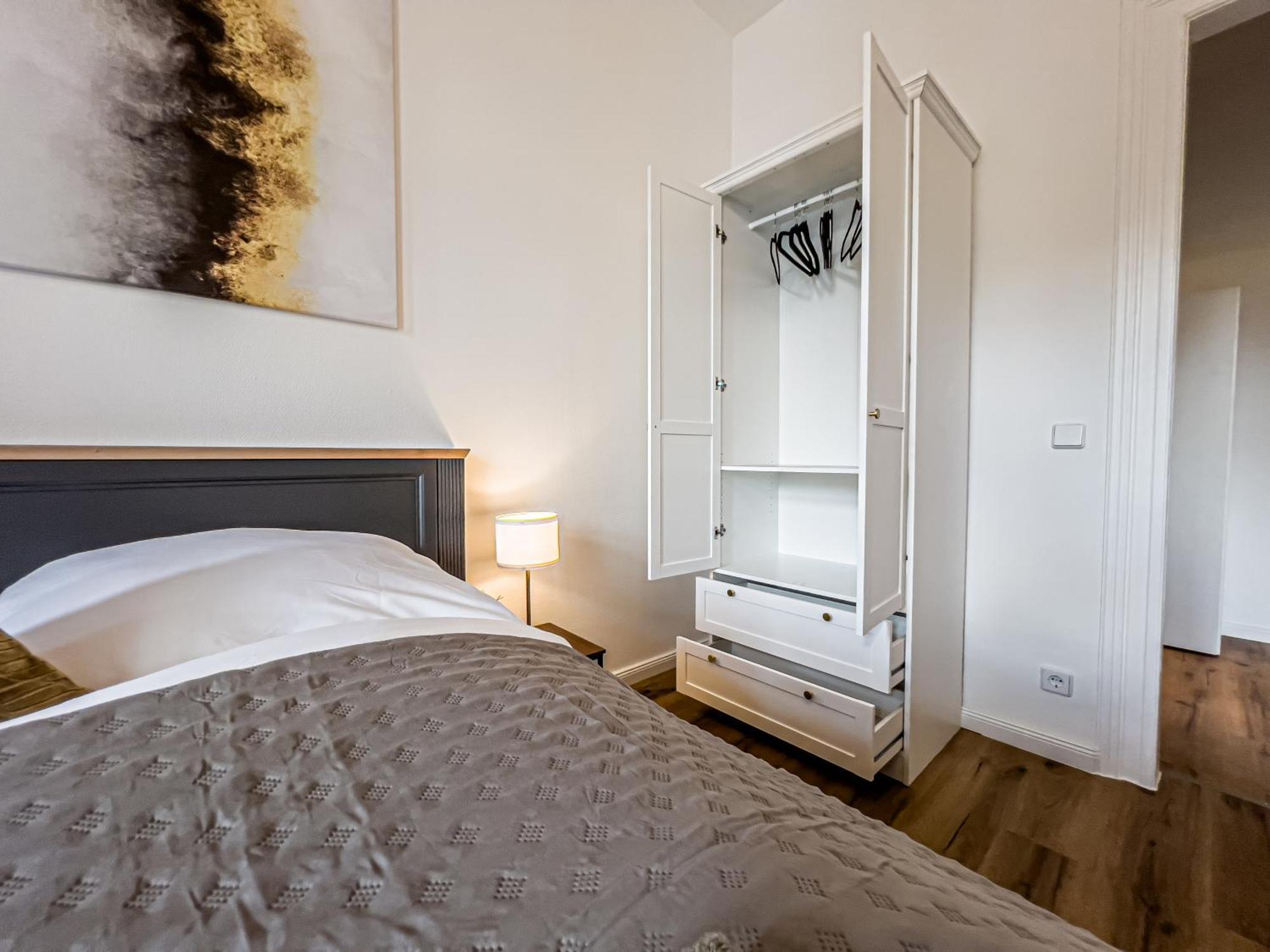 Grosse 3 Schlafzimmer Mit Kueche, Bad, Waschmaschine & Balkon Am Zoo Apartment