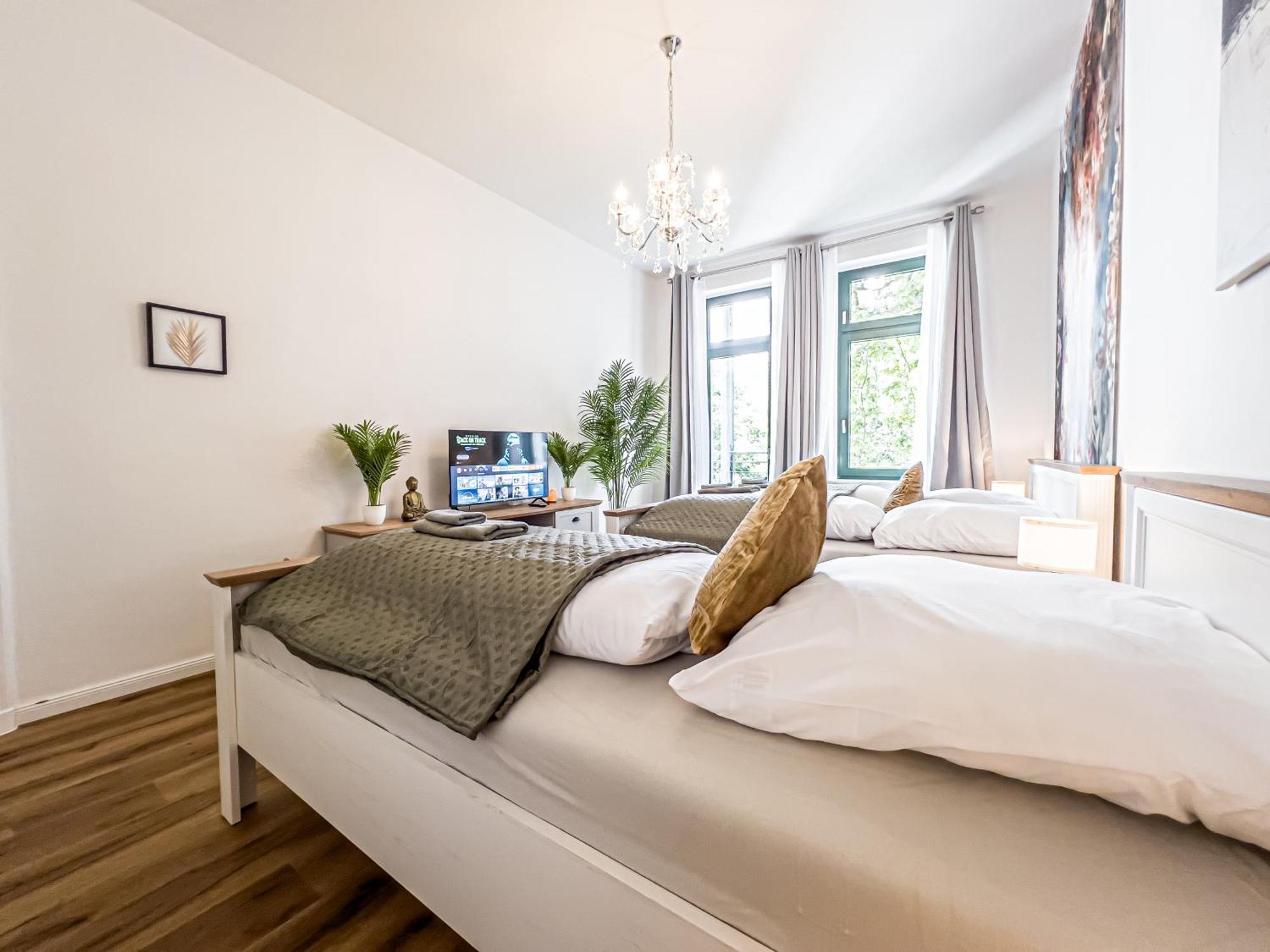 Grosse 3 Schlafzimmer Mit Kueche, Bad, Waschmaschine & Balkon Am Zoo Apartment