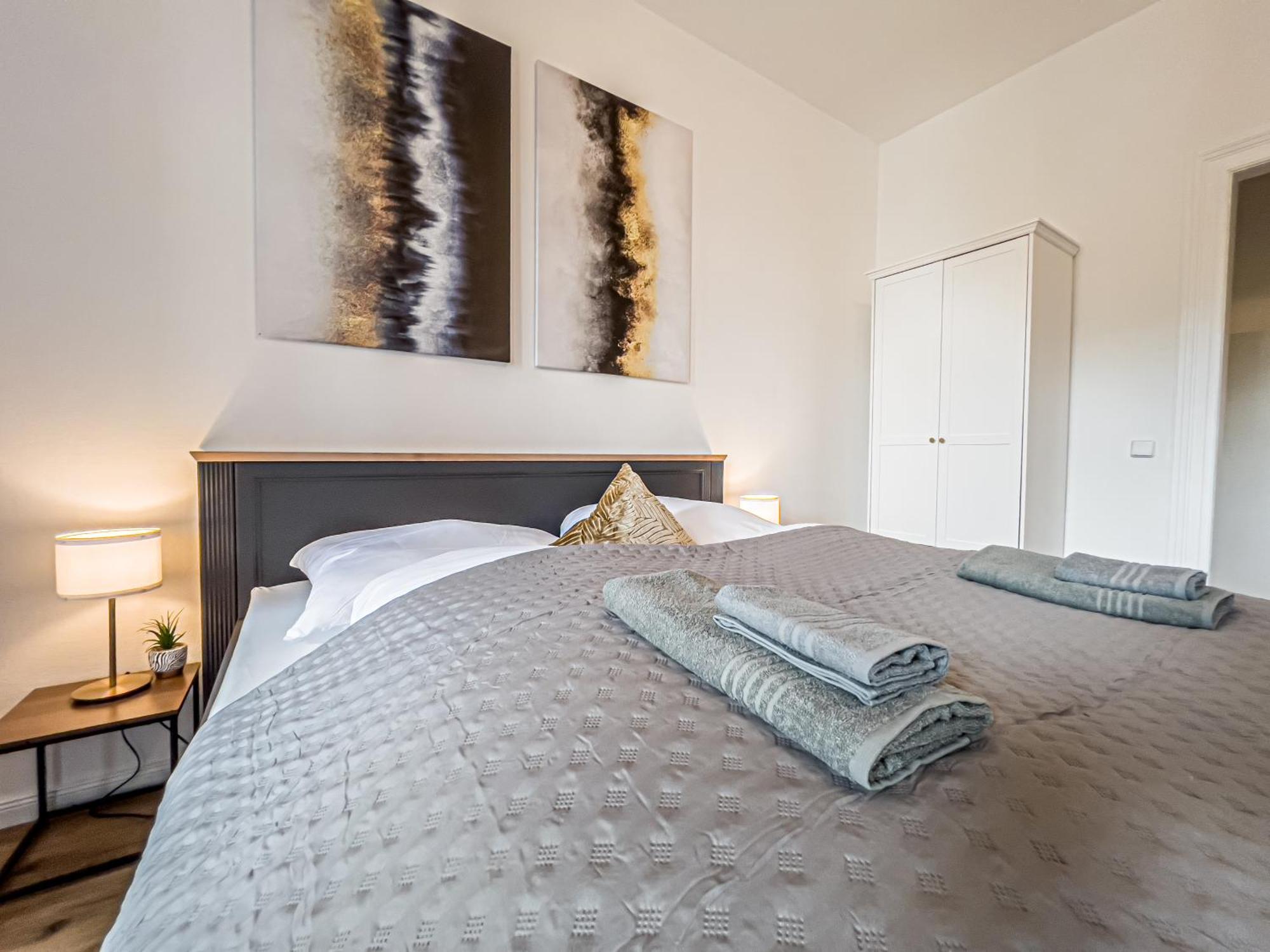 Grosse 3 Schlafzimmer Mit Kueche, Bad, Waschmaschine & Balkon Am Zoo Apartment *