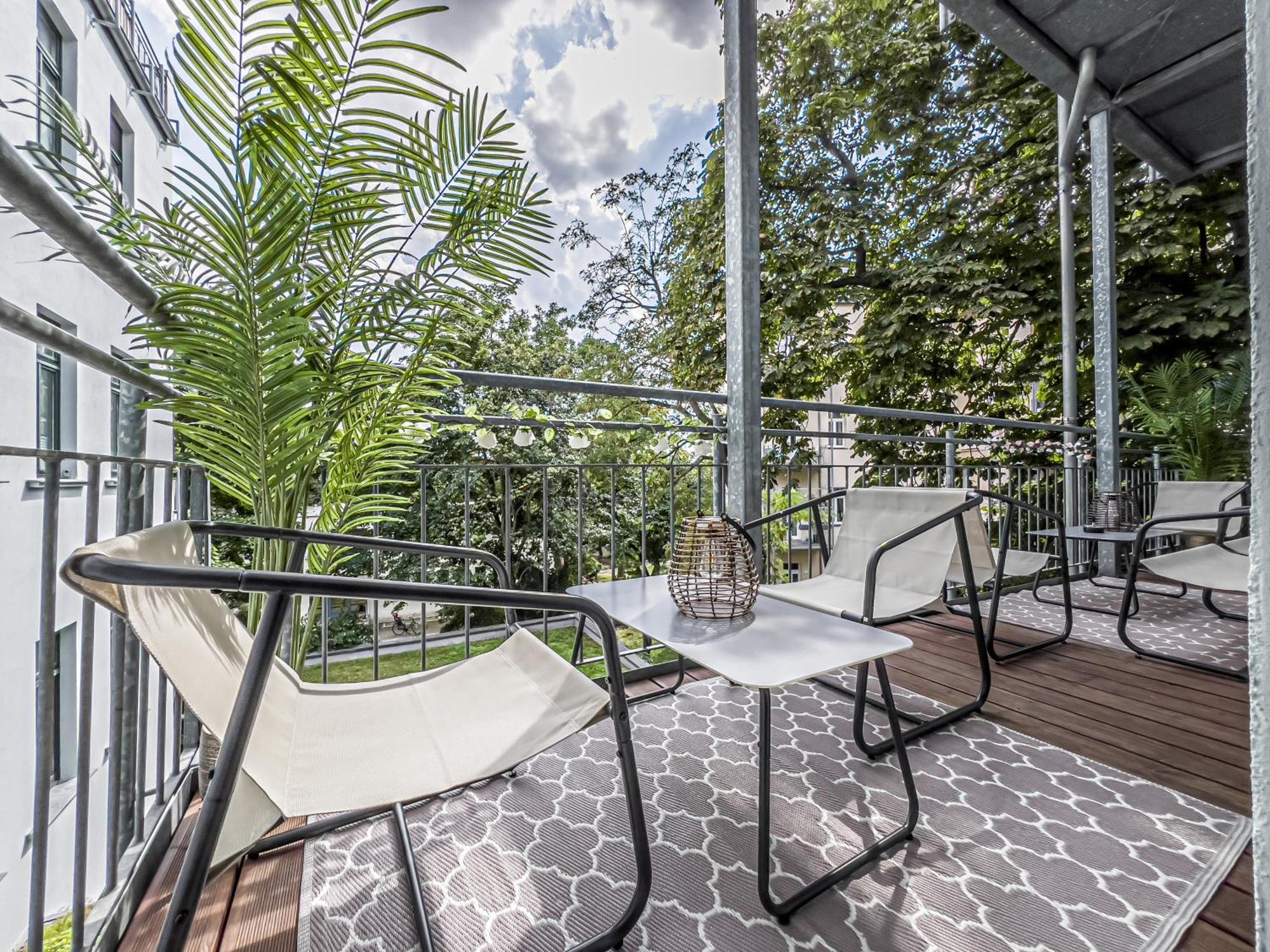 Apartment Grosse 3 Schlafzimmer Mit Kueche, Bad, Waschmaschine & Balkon Am Zoo *