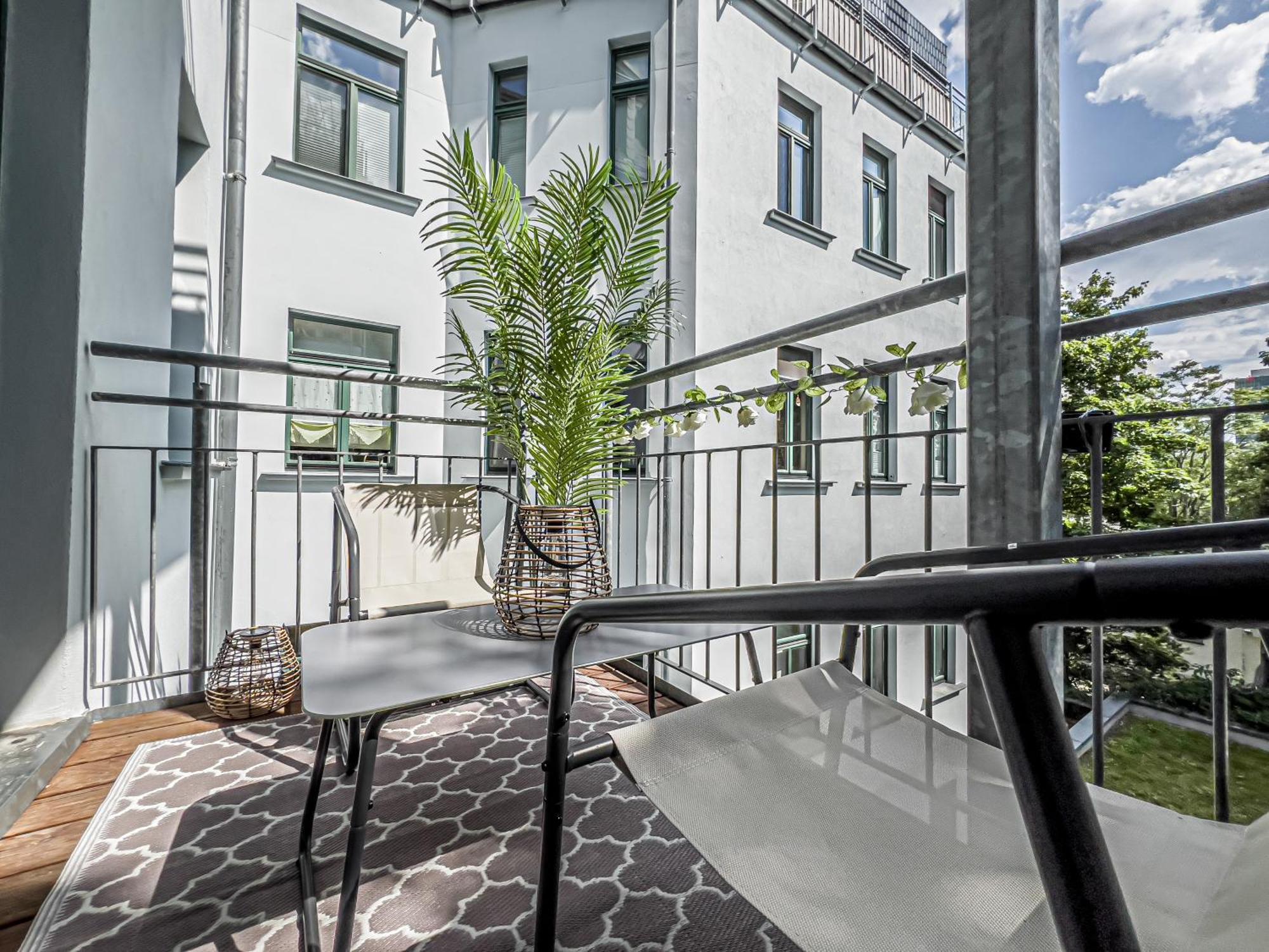 Grosse 3 Schlafzimmer Mit Kueche, Bad, Waschmaschine & Balkon Am Zoo Apartment