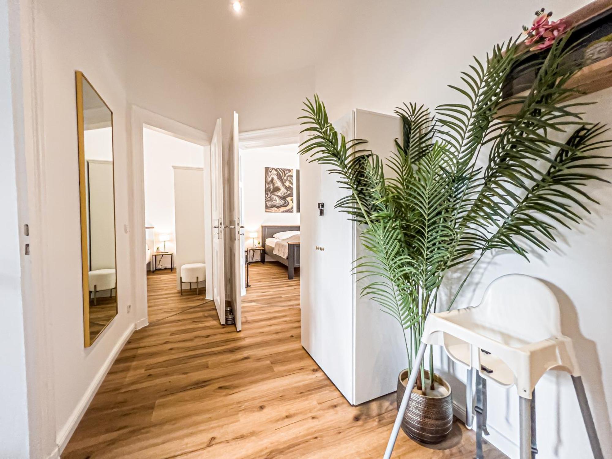 Apartment Grosse 3 Schlafzimmer Mit Kueche, Bad, Waschmaschine & Balkon Am Zoo *