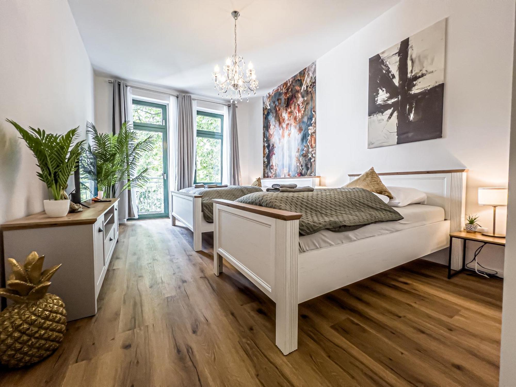 Grosse 3 Schlafzimmer Mit Kueche, Bad, Waschmaschine & Balkon Am Zoo Apartment