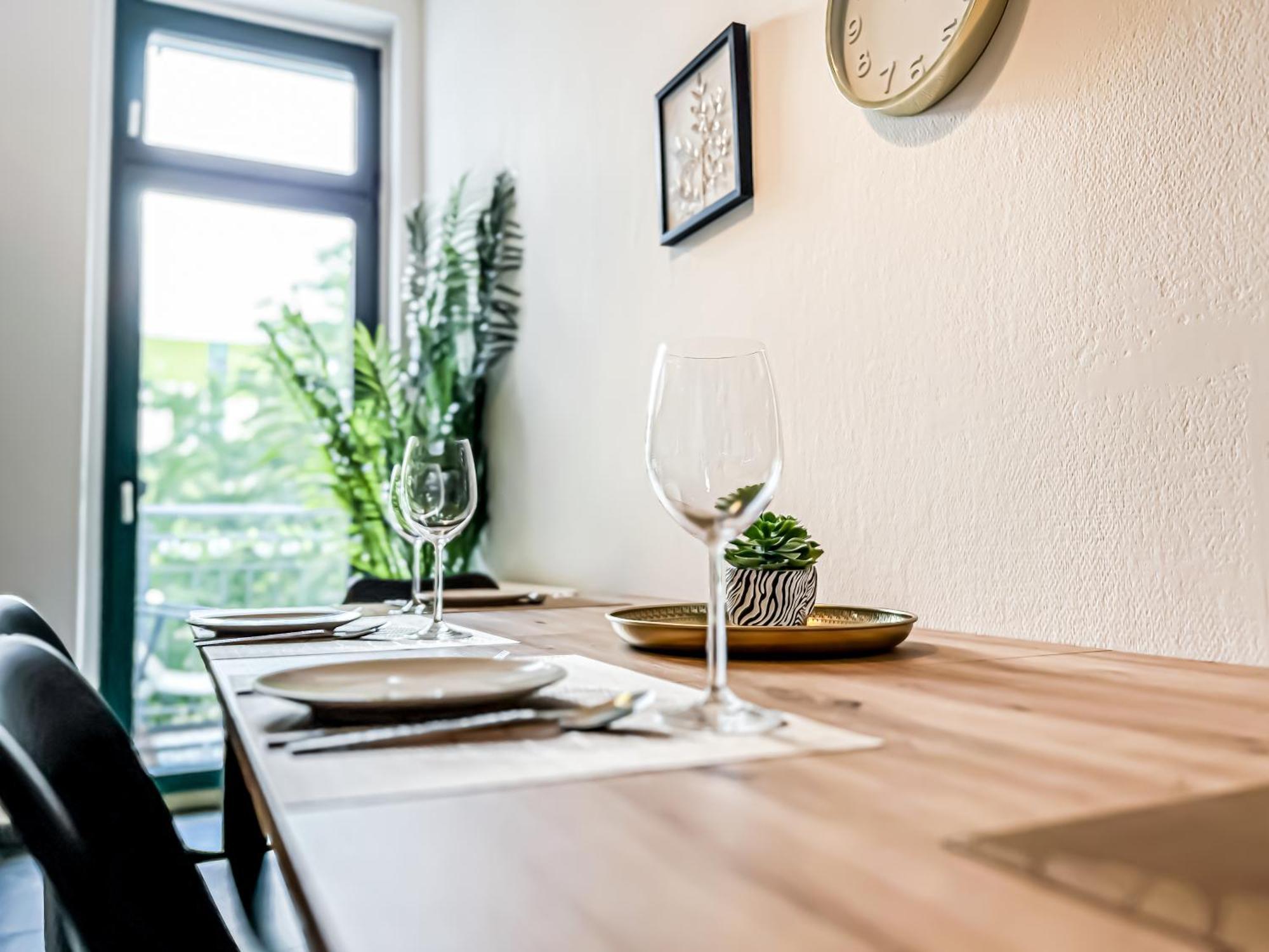 Apartment Grosse 3 Schlafzimmer Mit Kueche, Bad, Waschmaschine & Balkon Am Zoo